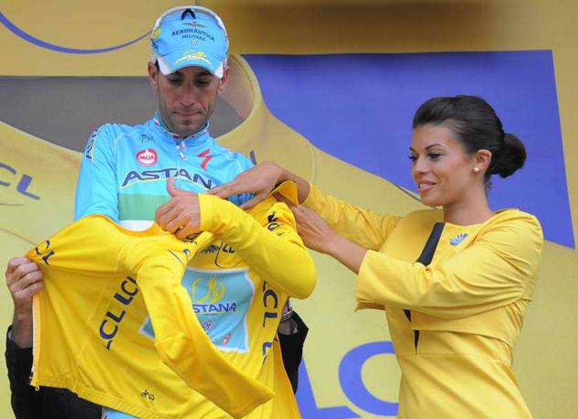 Nuova maglia gialla per Vincenzo Nibali. Epa